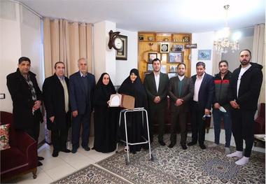 دیدار اعضای کمیسیون اخلاق و جمعی از قهرمانان با خانواده شهیدطوقانی
