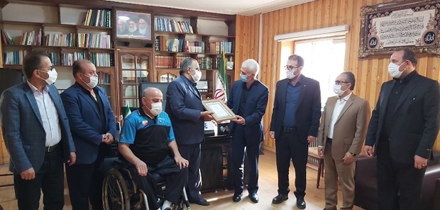 اهدای لوح تقدیر فدراسیون ورزش های جانبازان و معلولان به خانواده زنده یاد سیامند رحمان
