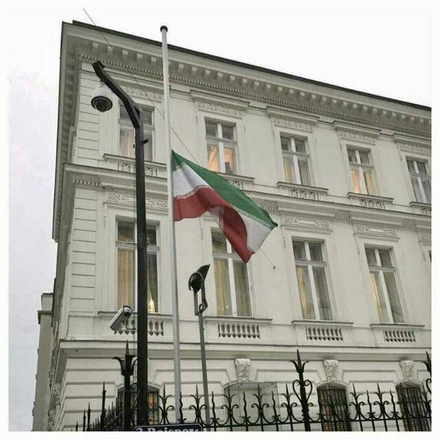 پرچم ایران در وین به احترام ملوانان سانچی نیمه افراشته شد + عکس