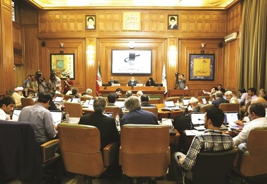 شیشه‌های خاکستری ساختمان بهشت