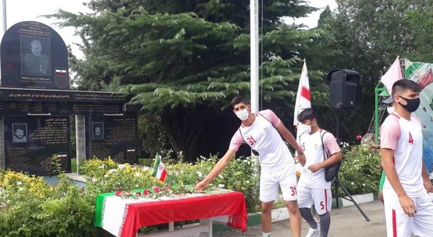 ادای احترام تیم ملی فوتبال نوجوانان به "یادمان شهدا" در مرکز ملی فوتبال+عکس
