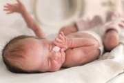 چرا نوزادان، مرتب دست و پای خود را تکان می دهند؟