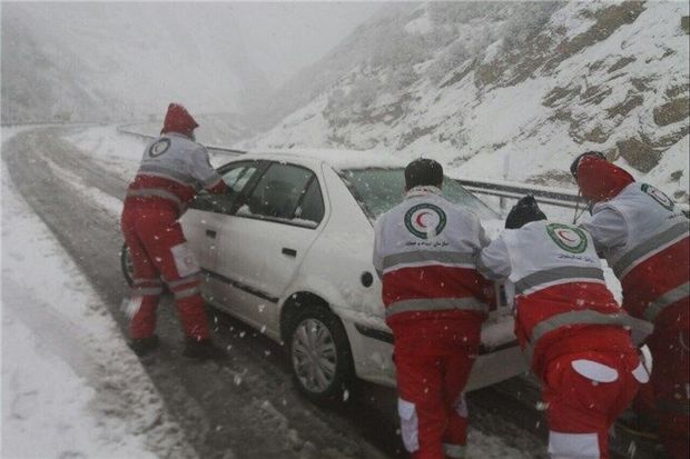 هلال احمر بروجرد به ۵۰ خودروی گرفتار در برف امداد رسانی کرد