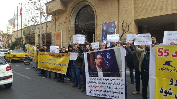 تجمع مشتریان کرمان‌خودرو در مقابل وزارت صنعت+ تصاویر
