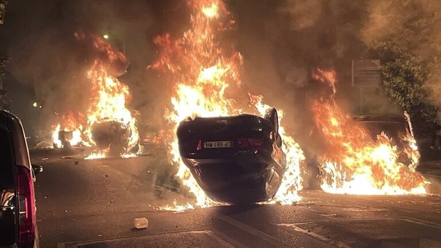  1350 خودرو و بیش از 2500 مکان عمومی در یک شب به آتش کشیده شد