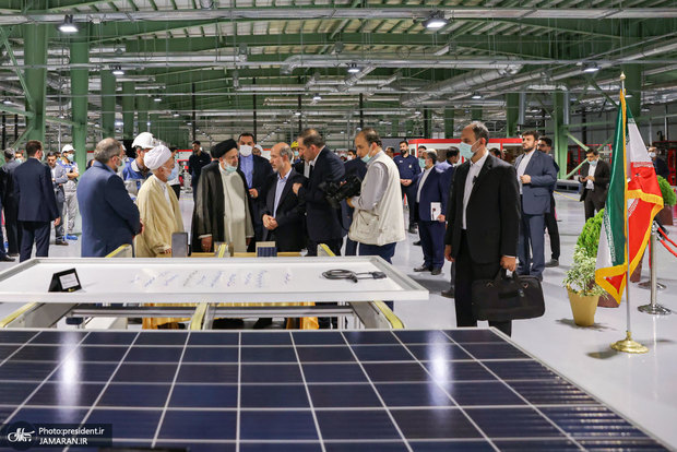 افتتاح بزرگترین خط تولید پنل‌های خورشیدی کشور در خمین با حضور رئیسی