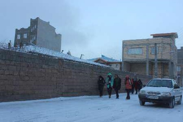 برف و سرما برای دومین روز مدارس برخی مناطق استان اردبیل را تععطیل کرد