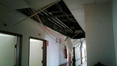 ریزش سقف بخش اطفال بیمارستان شهید بهشتی آستارا   تعمیرات در حال انجام است