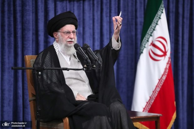 رهبر انقلاب: مهمترین وظیفه، حفظ اراده و اتحاد عظیم ملی است/ ملت با جهت‌گیری‌های گوناگون سیاسی و وزن متفاوت مذهبی پای ایران عزیز ایستاد/ خداوند نصرت ملت ایران را تضمین کرده است