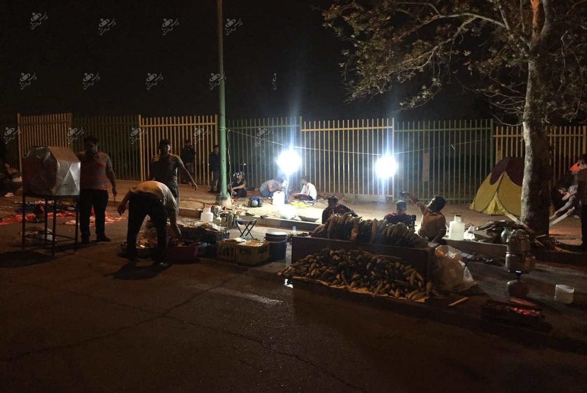 هواداران سرخابی اطراف ورزشگاه آزادی شب پیش از دربی+ تصاویر