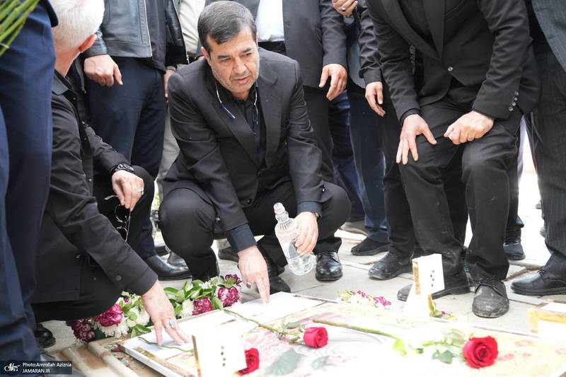 حضور وزیر ورزش در قطعه ۴۲ بهشت زهرا (س)