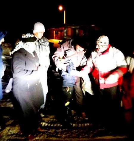 نجات دو خانواده گرفتار در برف و کولاک در مسیر کلیبر - اهر