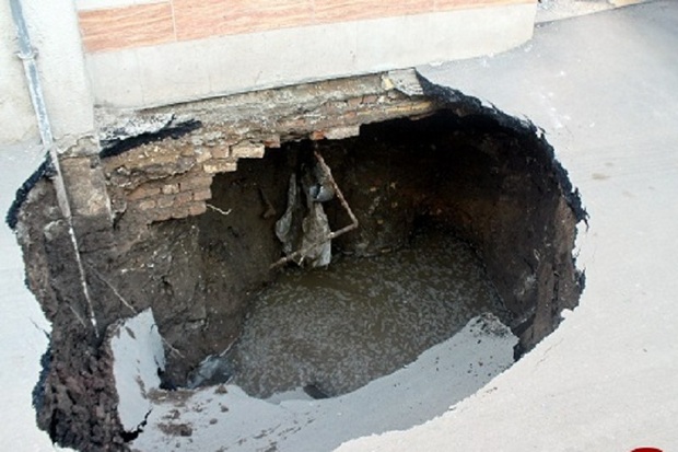 یک خیابان در شهر قزوین دچار فرونشست زمین شد