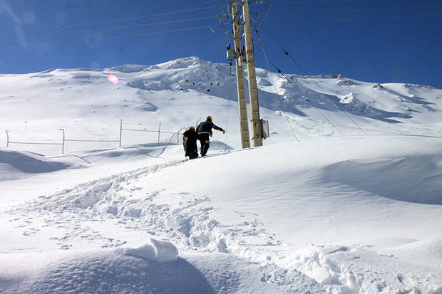 برف و کولاک برق ۷۰ روستای چاراویماق را قطع کرد