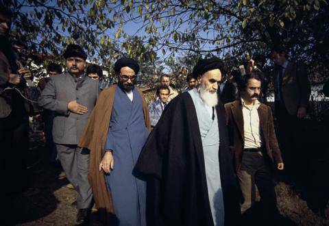 ماهی الفئات التی لعبت دوراً مؤثراً فی الثورة الاسلامیة؟
