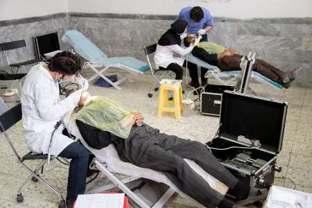 گروه جهادی 40 دندانپزشک در طبس مشغول خدمت رسانی در مناطق محروم هستند