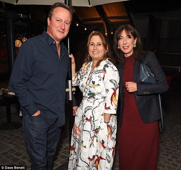 عکس/ نخست وزیر انگلیس و همسرش پس از مدتها ظاهر شدند