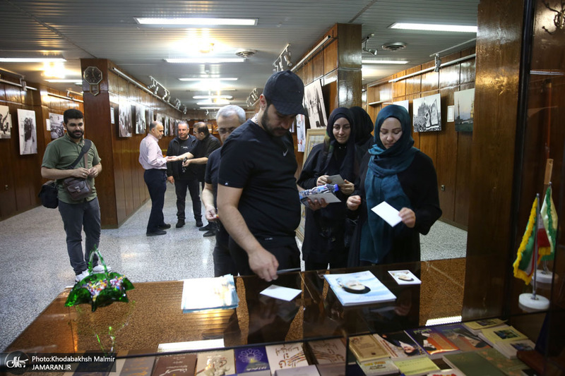 بازدید جمعی از دانش آموزان و مهمانان خارجی از بیت امام خمینی (س) در جماران