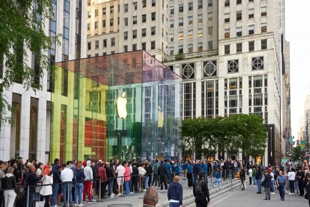 اپل بیش از ۷۰۰ کارمند خود را اخراج کرد

