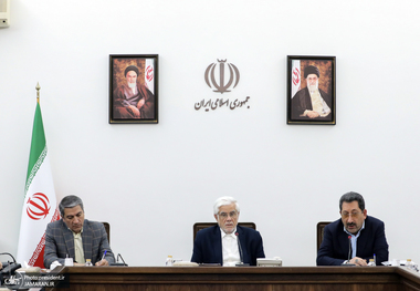 عارف: دولت اجازه نمی‌دهد دسیسه‌ها و توطئه‌های بدخواهان نظام و مردم برای برهم زدن آرامش بازار، اجرایی شود/ وزارتخانه‌های صمت و جهاد کشاورزی با متخلفان و گرانفروشان برخورد قاطع کنند