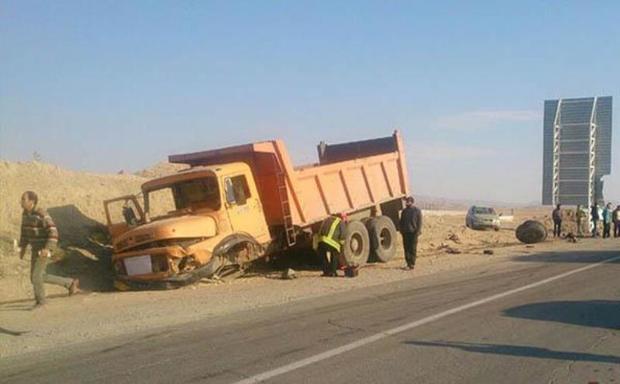 تصادف 2 کامیون در جاده اشتهارد یک کشته برجای گذاشت