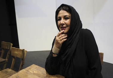  چگونه اشک نریزم برای مردمم/برای ماندن هر وجب از خاک وطن، چه پیکرها بر زمین افتاده است