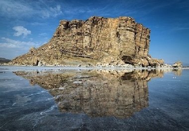 سطح آب دریاچه ارومیه امسال از 1.5 میلیارد متر مکعب پایین تر نرفته است