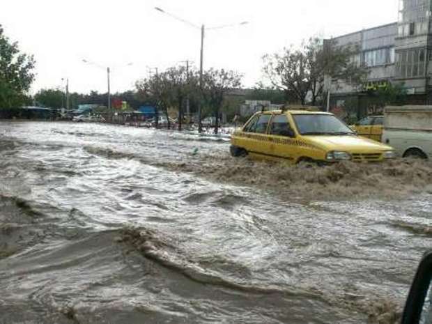 تانکرها مکش آب باران در خیابانهای مشهد مستقر شدند