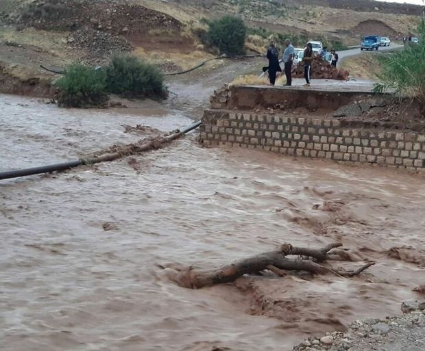 سیلاب راه ارتباطی بیش از ۳۰۰۰ روستایی معمولان پلدختر را قطع کرد