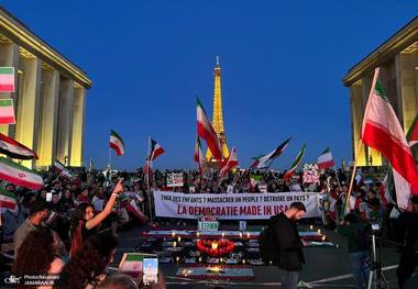 اجتماع کنار برج ایفل به یاد شهدای میناب و جنگ اخیر با حضور ملیت‌های مختلف + گزارش تصویری و فیلم