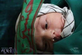 به تن کردن لباس عزای محرم بر قامت نوزادان متولد شده بیمارستان روحانی بابل با نام و یاد شهید شش ماهه