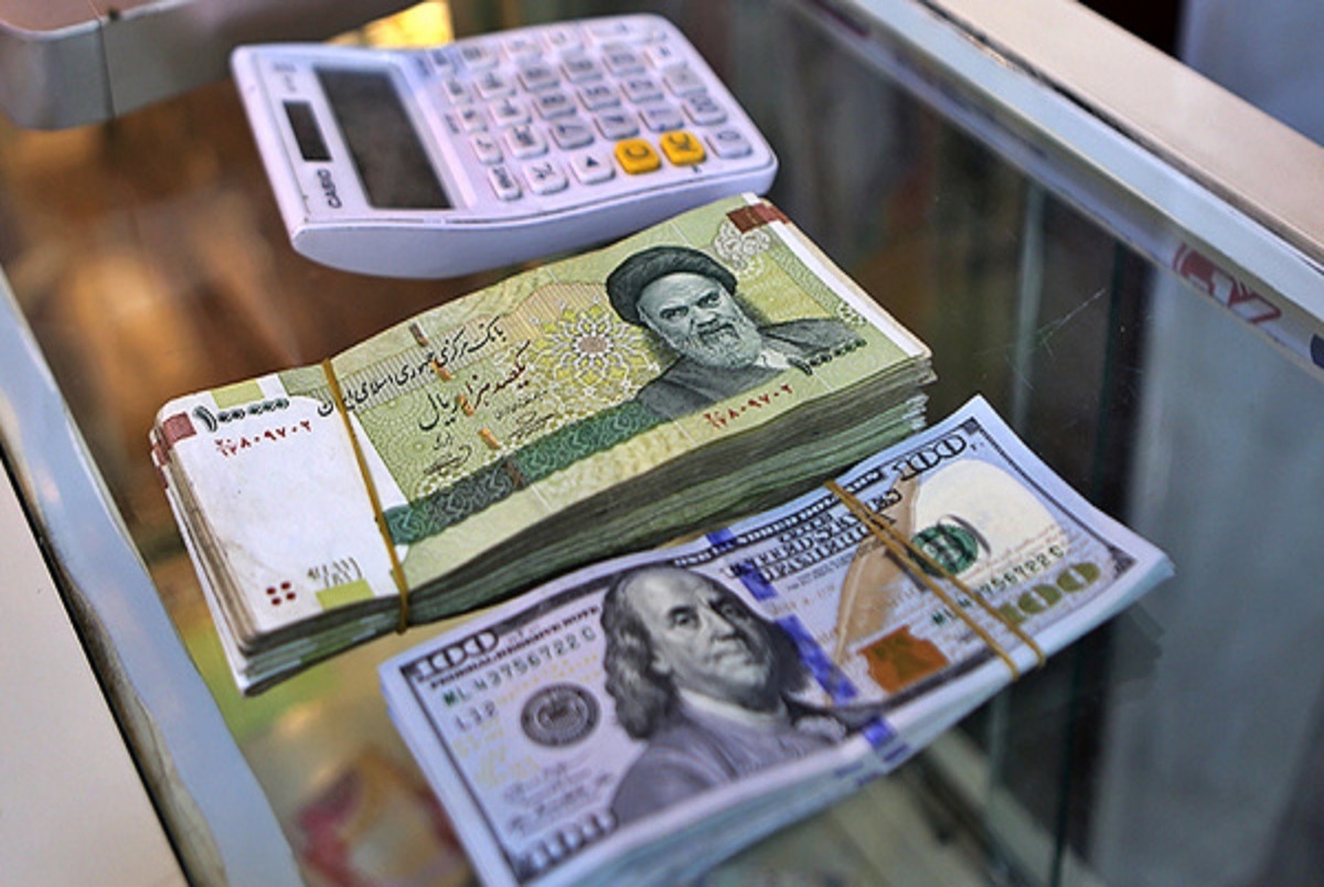 ایران بیشتر از دلار فاصله می گیرد/ توضیحات رییس کل بانک مرکزی