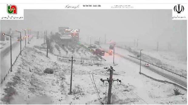 برف تردد خودروها را در هراز و سوادکوه کند کرد