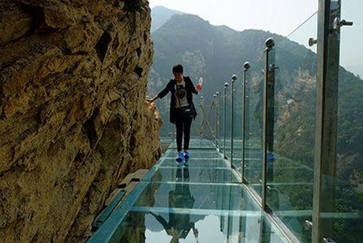 عجایب گردشگری در چین، پیاده‌روی روی شیشه +عکس