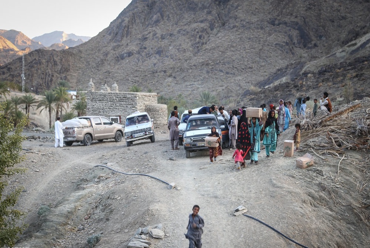 توزیع سبد کالا در روستاهای صعب‌العبور سیستان و بلوچستان+ تصاویر