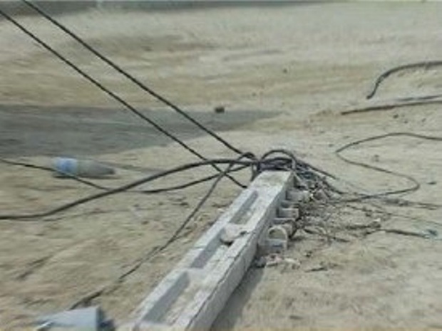 راننده خودروی سنگین پس از شکستن تیر چراغ برق در دزفول متواری شد