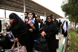 مراسم استقبال از كاروان خانواده های شهدای مدرسه شجره طیله میناب در ایستگاه راه آهن قم