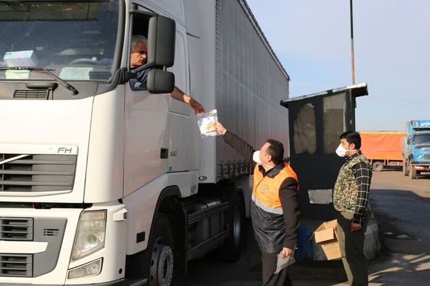بسته‌های بهداشتی بین رانندگان پایانه‌ بار در قزوین توزیع شد