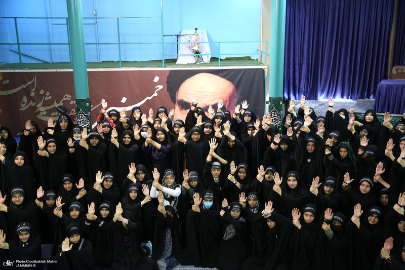 بازدید جمعی از دانش آموزان مدرسه انقلاب کرج از بیت امام خمینی در جماران