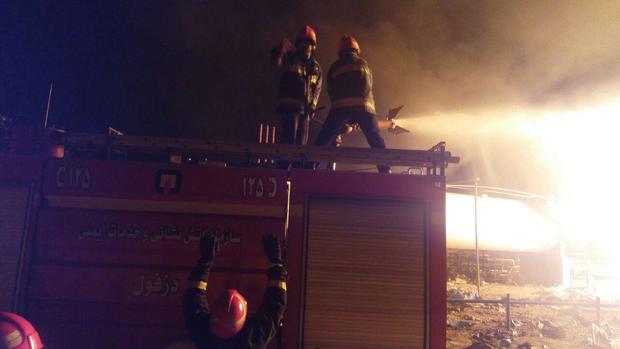 مشارکت 100 آتش نشان در مهار آتش سوزی ناشی از انفجار گاز در دزفول