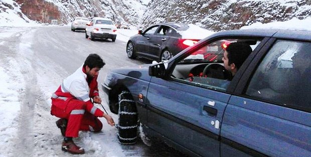 هلال احمر ایلام به 25 مسافر گرفتار برف و کولاک امداد رسانی کرد