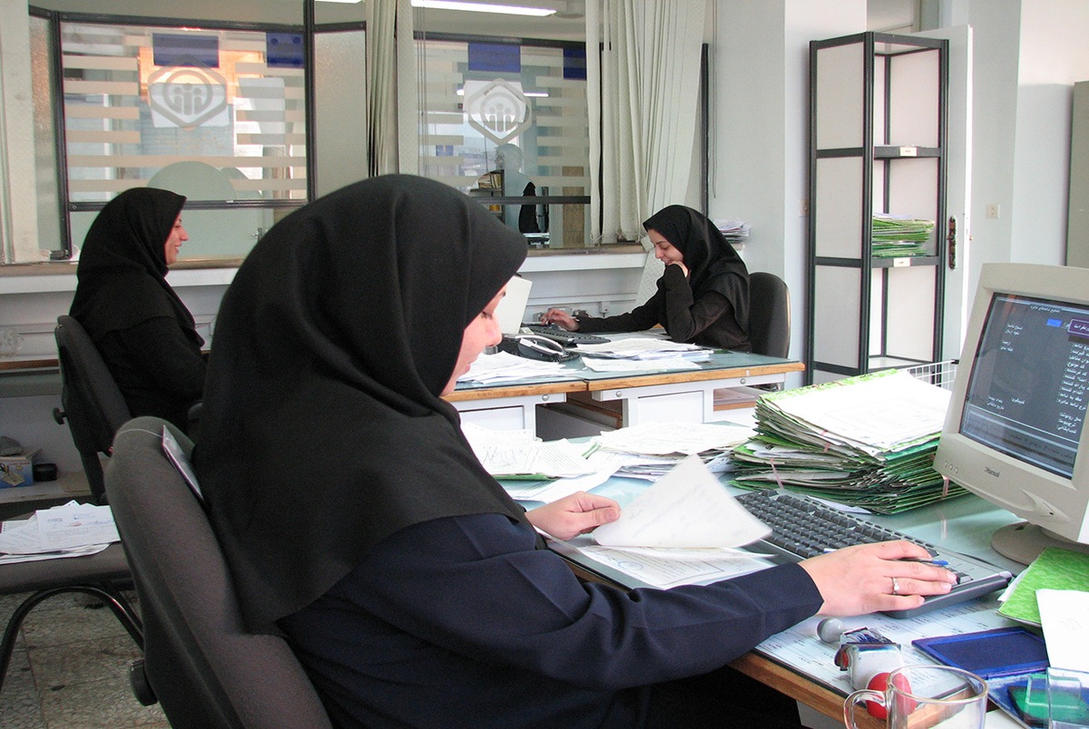 زنان ایرانی در هفته ۱۳ ساعت کمتر از مردان کار می‌کنند