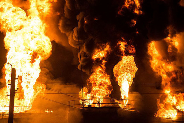 خسارت یک میلیارد تومانی آتش‌سوزی مخزن کارخانه قیر در بندرعباس