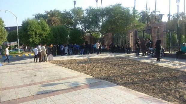 اعتراض سپرده گذاران موسسه منحله آرمان در مقابل ساختمان استانداری خوزستان