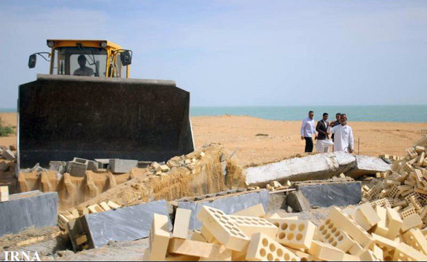 ساخت و ساز غیر قانونی در ساحل کنارک تخریب شد