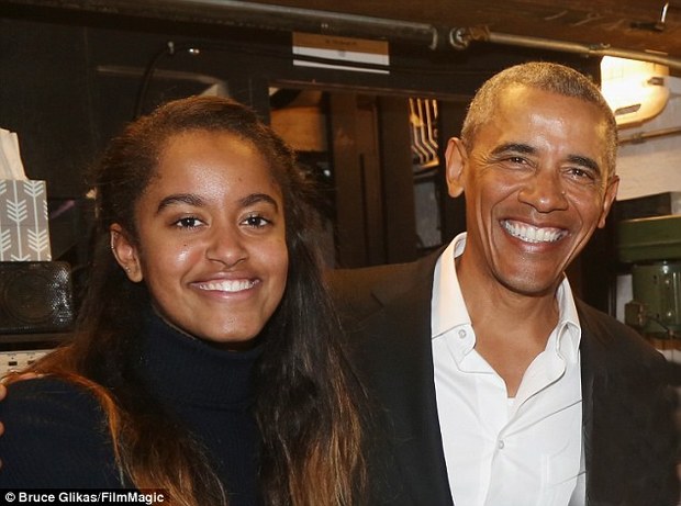 اوباما و دخترش در سالن تئاتر+ تصاویر