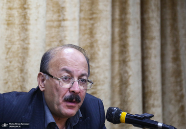 عبدالکریمی، استاد فلسفه: برخی با تندروی‌های‌شان در مساله حجاب به دستاوردهای بزرگ کشور لطمه می‌زنند/ دست نیروهای نفوذی در کار است و جهت‌دهی می‌کنند؛ آنها امکان تنفس و گریزگاهی برای اسراییل فراهم می‌کنند/ لایه‌های بالایی در برابر تندروی‌ها سکوت می‌کنند