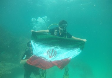 اقدام جالب یک غواص با پرچم مسابقات در اعماق خلیج فارس+عکس
