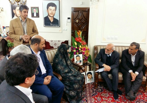 استاندار تهران با خانواده شهیدان سفلایی در شهرری دیدار کرد