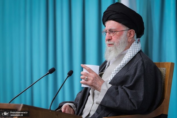 رهبر انقلاب: در وضع کنونی مذاکره با دولت آمریکا هیچ سودی برای ما ندارد و هیچ ضرری را از ما دفع نخواهد کرد/ طرف آمریکایی پایش را در یک کفش کرده و می‌گوید ایران نباید غنی‌سازی داشته باشد؛ ملت غیرتمند ایران در دهان گویندۀ این حرف می‌زند